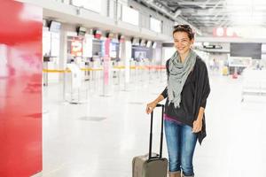 mujer con una maleta en el aeropuerto