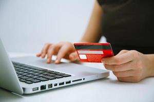 pagando con tarjeta de crédito en línea foto