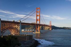 petrolero bajo el puente Golden Gate foto