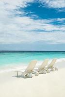 sillas de playa en la playa, maldivas