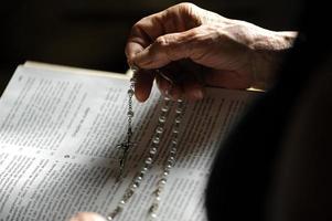 las manos del anciano en la vieja biblia