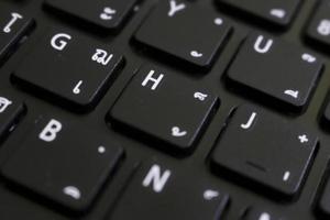 la textura del teclado del portátil negro se convirtió en un alfabeto foto