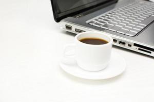 computadora portátil y café
