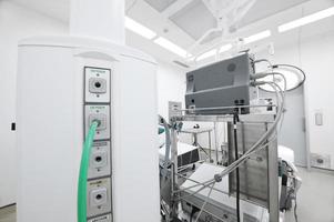 equipos y dispositivos médicos en quirófano moderno