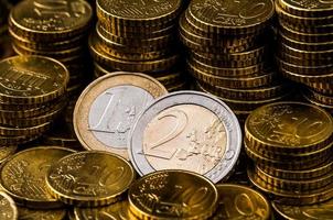 concepto de finanzas de primer plano de moneda de dos euros foto