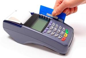pagando con tarjeta de crédito, concepto de finanzas foto
