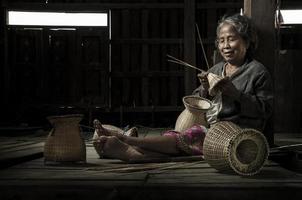 pescador abuela asiática con la red foto