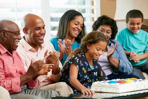 familia multigeneración celebrando el cumpleaños de la hija foto