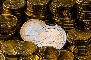 concepto de finanzas de primer plano de moneda de dos euros foto