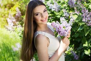 hermosa chica con flores lilas
