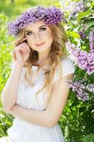 Retrato de muchacha hermosa con corona de flores lilas