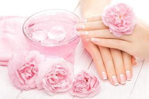 manicura francesa con flores rosas. spa foto