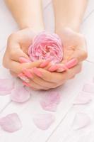 manicura francesa con flores rosas. spa foto