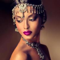 Retrato de mujer india hermosa con joyas.