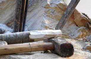 mahesh y cincel y otras herramientas para trabajar con piedra foto