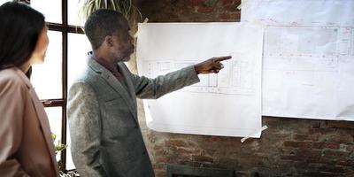Empresario arquitecto blueprint presentación concepto de trabajo