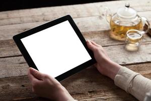 pantalla de tablet pc digital en mesa de madera foto