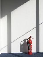 extintor de incendios proyectando sombra en la pared foto
