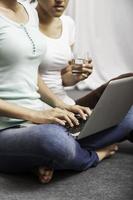 mujeres jóvenes sentados y usando laptop