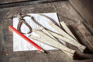Antiguas herramientas tradicionales de carpintero. foto