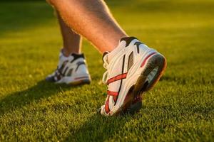 zapatillas deportivas de cerca sobre la hierba. foto