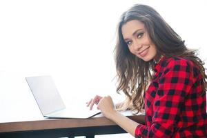 Retrato de una mujer sonriente con computadora portátil