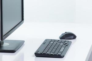 monitor con teclado y mouse