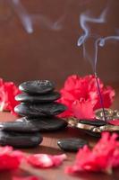 flores de azalea piedras de masaje negras varitas de incienso para aroma foto