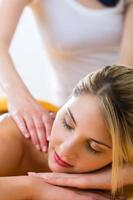 bienestar - mujer recibiendo masaje corporal en spa foto
