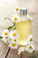 aceite esencial y flores de manzanilla