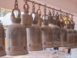 campanas en un templo budista foto