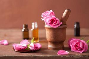 spa con mortero de rosas y aceite esencial foto