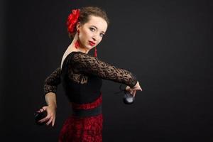 mujer española bailando flamenco en negro