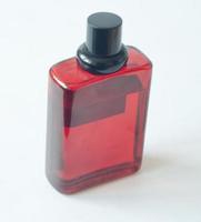 botella de perfume rojo