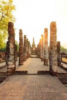 Parque histórico de Sukhothai, el casco antiguo de Tailandia en la puesta de sol foto