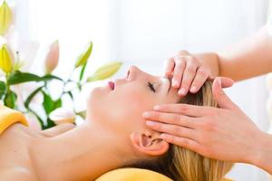 bienestar - mujer recibiendo masaje de cabeza en spa foto