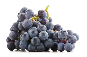 racimo de uvas rojas frescas aisladas en blanco