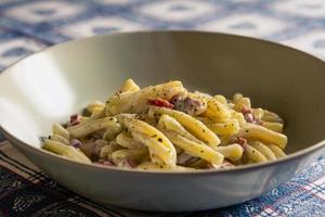 pasta italiana hecha a mano, mota y salsa de gorgonzola