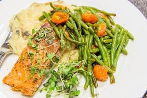 nutritious salmon dinner with green beans and tomatoes