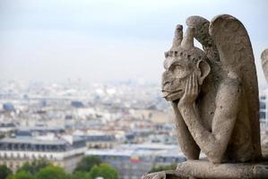 Quimera, grotesca, gárgola, demonio, Notre-Dame, París, Francia. septiembre foto