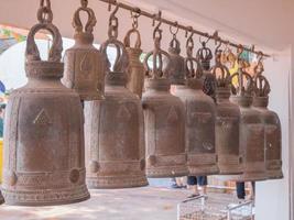 campanas en un templo budista foto
