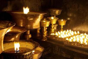Detalle de velas encendidas en el monasterio budista foto