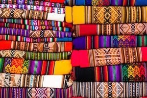 Tela colorida en el mercado en Perú, América del Sur foto