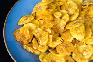cocina cubana: papas fritas saladas de plátano verde o papas fritas foto