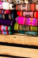 Tela colorida en el mercado en Perú, América del Sur foto