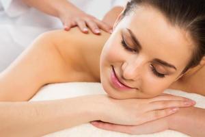mujer en masaje saludable del cuerpo foto