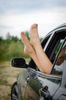 piernas de mujer por la ventanilla del automóvil. foto