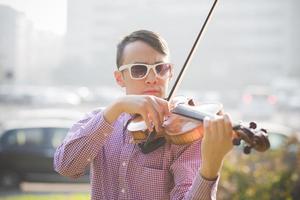 joven loco músico gracioso violinista hombre asiático foto