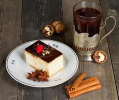 pastel con crema de chocolate y una taza de té foto
