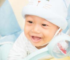 Baby Boy sonriendo y mostrando sus primeros dientes